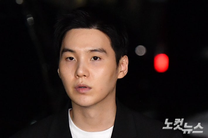 '전동스쿠터 음주운전' BTS <b>슈가</b>, <b>경찰 출석</b>…"굉장히 죄송"