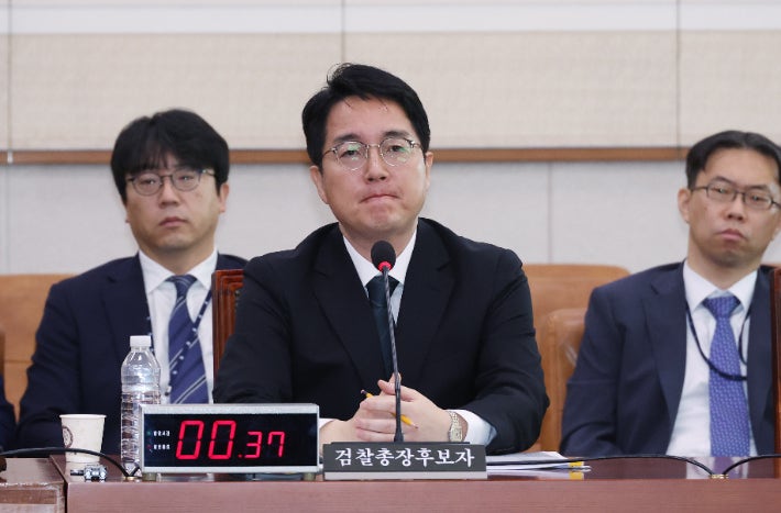 <b>심우정</b> <b>인사청문회</b> 시작부터 파행…"자료 70% 미제출"