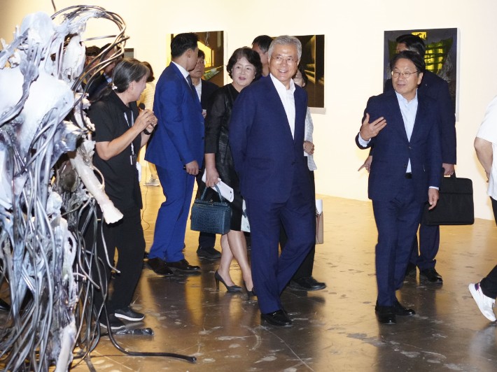 <b>문재인</b> 전 <b>대통령</b>, 2년 연속 <b>광주</b>비엔날레 '발길'