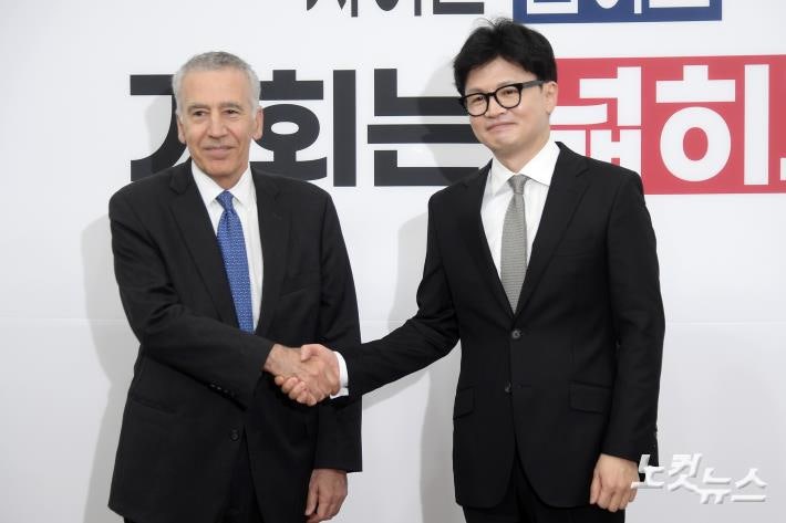 악수하는 국민의힘 한동훈 <b>대표</b>-<b>필립 골드버그</b> 주한미국대사