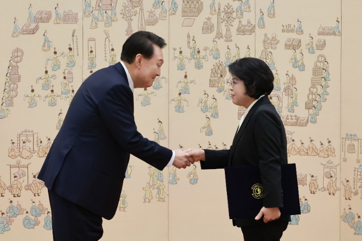 尹<b>대통령</b>, 김복형 신임 <b>재판관</b>에 임명장 <b>수여</b>