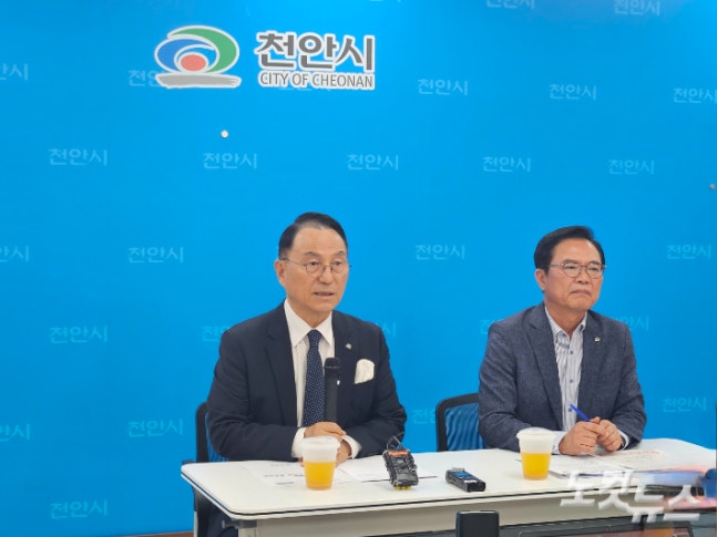 Mayor Park Sang-don of Cheonan (left) and Vice Mayor Kim Suk-pil express their stance on the Independence Memorial Hall project by Gyeonggi-do, etc. Reporter Insangjun