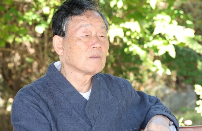 Novelist Han Seung-won, father of author Han Kang, meets with reporters at the Han Seung-won Literary Museum in Hae San-togul, Anyang-myeon, Jangheung-gun, Jeonnam in the morning of the 11th to express his daughter's thoughts on winning the Nobel Prize in Literature. Yonhap News