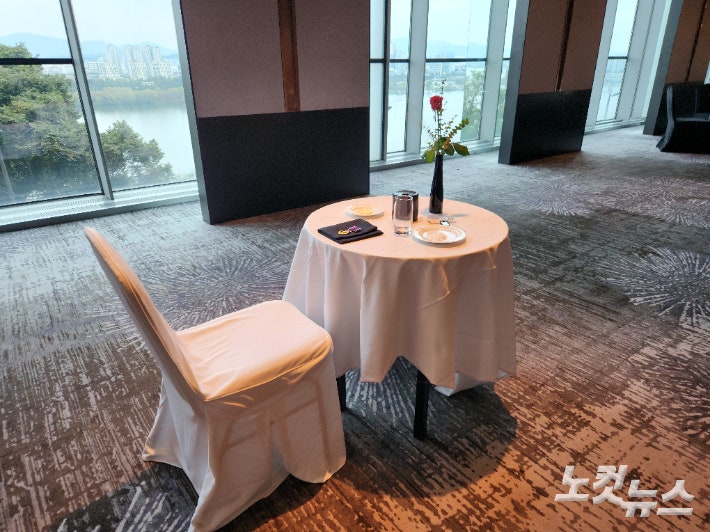 13일 오후 서울 광진구 그랜드워커힐호텔 비스타홀에서 진행된 최태원 SK그룹 회장과 노소영 아트센터 나비 관장 차녀인 민정(33) 씨와 중국계 미국인이자 미 해병대 장교 출신인 케빈 황(34)씨의 결혼식장에 놓인 한