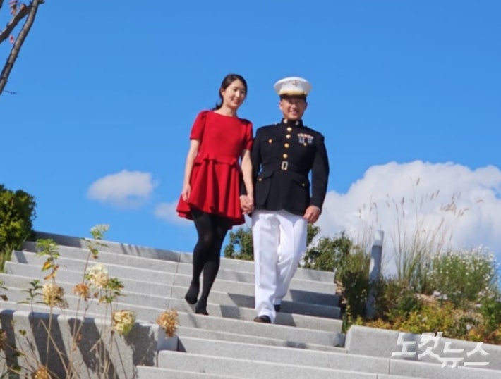 최태원 SK그룹 회장과 노소영 아트센터 나비 관장 차녀인 민정(33) 씨가 13일 오후 서울 광진구 그랜드워커힐호텔 비스타홀에서 중국계 미국인이자 미 해병대 장교 출신인 케빈 황(34)씨와 백년가약을 맺었다. 독자 