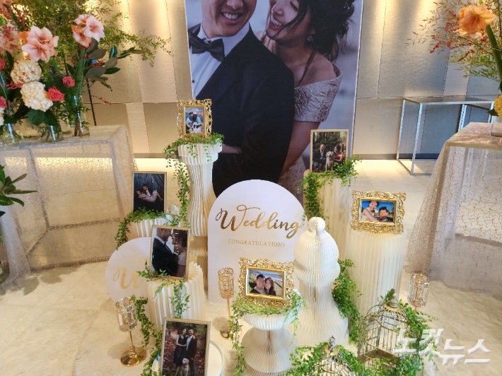 최태원 SK그룹 회장과 노소영 아트센터 나비 관장 차녀인 민정(33) 씨가 13일 오후 서울 광진구 그랜드워커힐호텔 비스타홀에서 중국계 미국인이자 미 해병대 장교 출신인 케빈 황(34)씨와 백년가약을 맺었다. 독자 