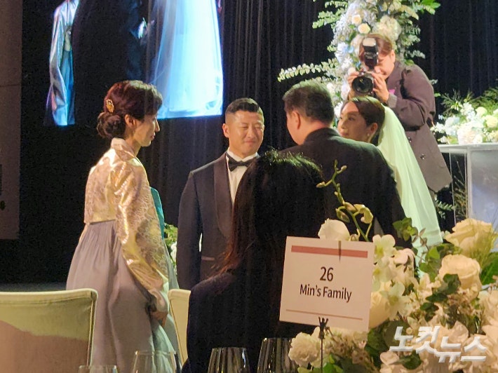 13일 오후 서울 광진구 그랜드워커힐호텔 비스타홀에서 최태원 SK그룹 회장과 노소영 아트센터 나비 관장 차녀인 민정(33) 씨와 중국계 미국인이자 미 해병대 장교 출신인 케빈 황(34)씨가 결혼식에서 신부 측 최 회