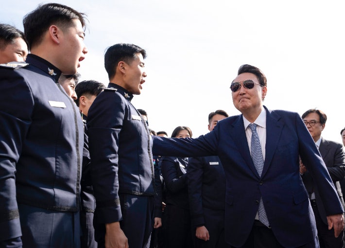 尹, 안보견학 온 공사 <b>생도들</b> 격려 "여러분을 보니 든든하다"