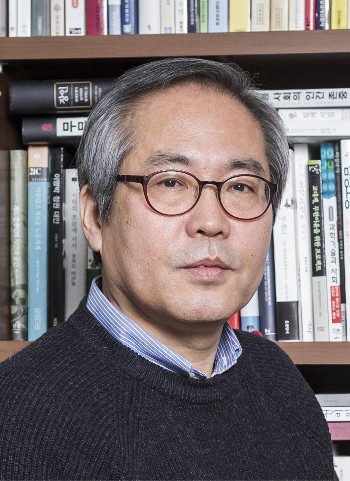 "윤석열 <b>훈장</b> 안 받겠다"…교수·교사들 잇따라 <b>훈장 거부</b>