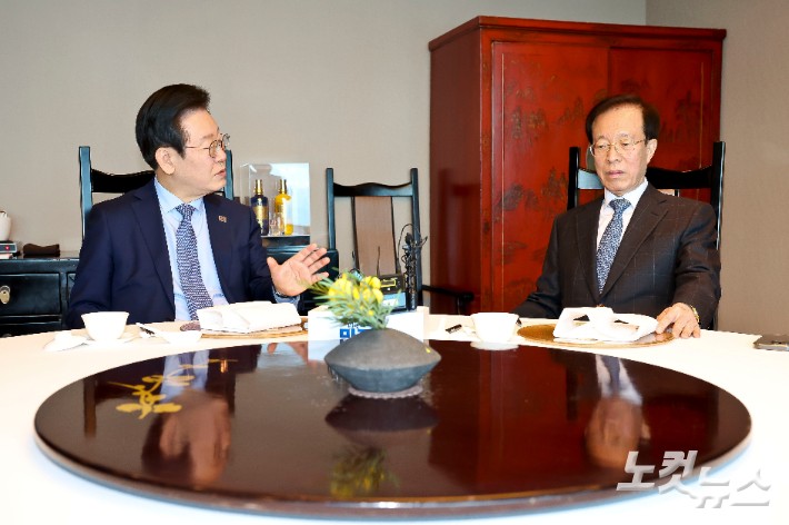 '중도 확장' 나선 <b>이재명</b>…<b>이석연</b> 만나 "정치보복 끊겠다"