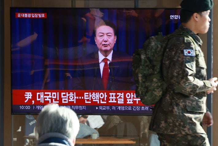 尹 "국민께 진심으로 사과…임기, <b>정국</b> <b>안정</b> 방안 당에 <b>일임</b>"[전문]