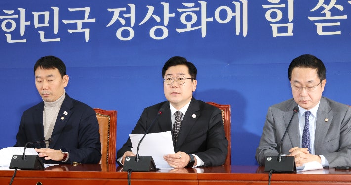 더불어민주당 박찬대 원내대표(가운데)가 22일 오전 국회에서 열린 기자간담회에서 발언하고 있다. 연합뉴스