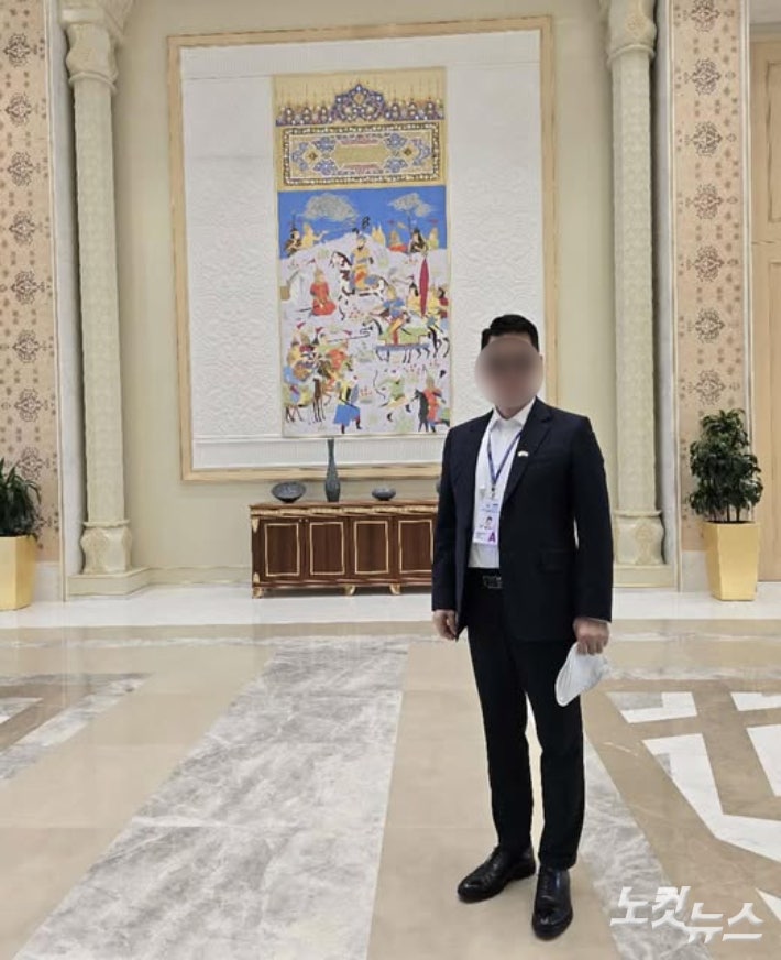 지난 7월 15일 박동만씨 페이스북 캡처. 사진 속 박 원장이 패용한 명패 상단엔 태극기와 순방 국가 중 하나인 우즈베키스탄 국기가 나란히 그려져 있다.