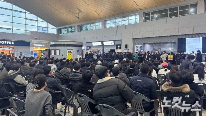 30분마다 통곡 소리…<b>제주항공 참사</b> 141명 <b>신원 확인</b>