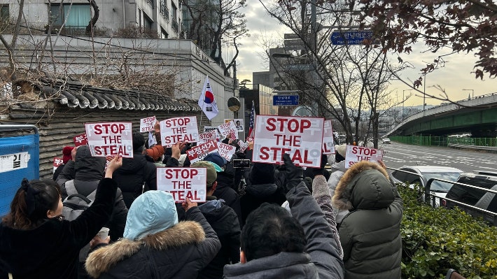 1일 서울 용산구 한남동 관저 앞에서 체포를 막기 위해 밤을 지새운 시민들. 박인 기자