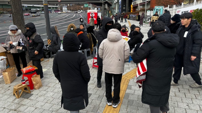 1일 서울 용산구 한남동 대통령실 관저 앞에서 밤을 지새운 시민들의 모습. 박인 기자