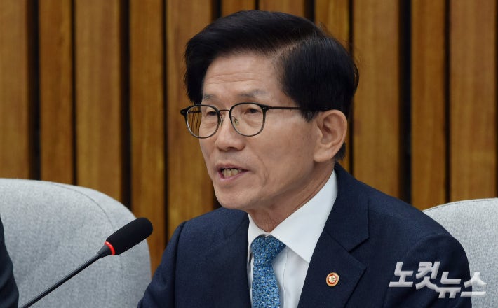 <b>김문수</b> "공수처의 尹 <b>체포</b>, 너무 막 나간다…민심 뒤집어져"