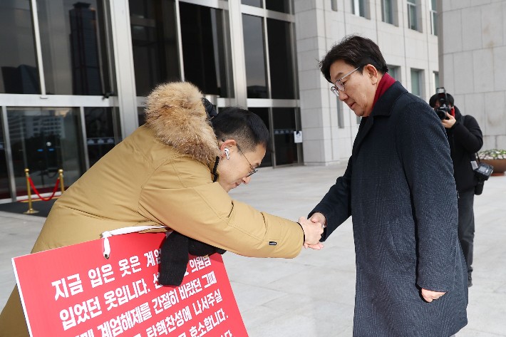 '특검 찬성' <b>김상욱</b>에 권성동 "<b>탈당</b>하라"…金 "생각 없다"