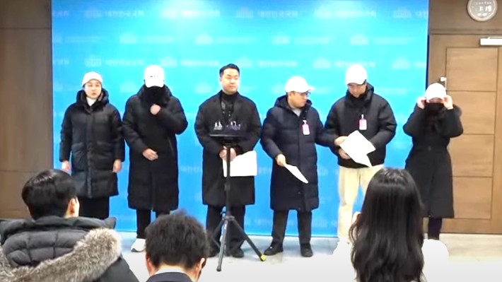'<b>백골단</b>' <b>국회</b> 불러들인 <b>김민전</b> "<b>기자회견</b> 철회"