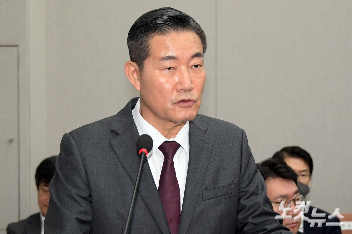 <b>경찰</b>, '내란 가담 혐의' <b>신원식 안보실장</b> 소환…피고발인 신분