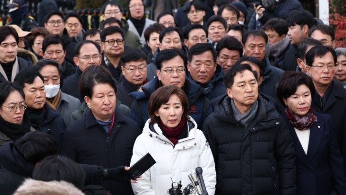 국민의힘 나경원 의원을 비롯한 의원들이 6일 오후 서울 용산구 대통령 관저 앞에서 입장발표를 하고 있다. 연합뉴스