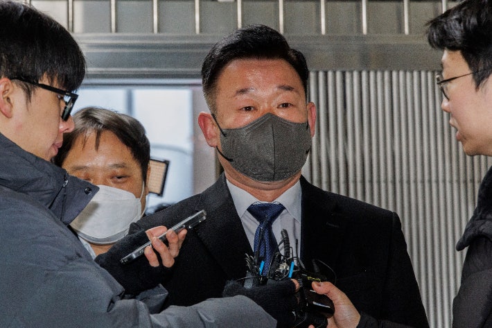 [속보]경찰, '강경파' <b>이광우 경호본부장 석방</b>…"범죄 혐의 드러났다"