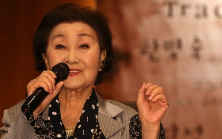 '노오란 샤쓰의 사나이' 부른 <b>한명숙 별세</b>…향년 90세