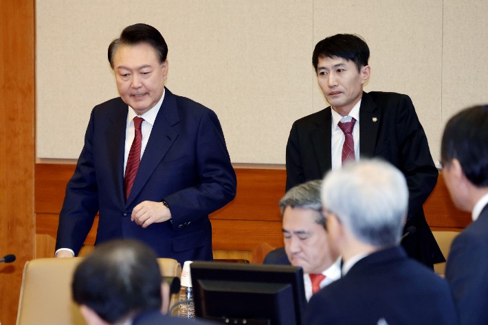 '尹 탄핵심판' 세 번째 출석…지지자들 <b>헌재</b> 향해 "판결 똑바로 하라"