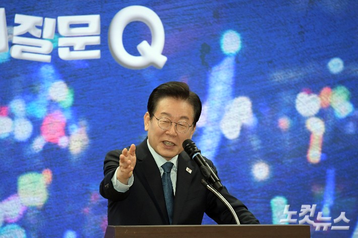 더불어민주당 이재명 대표가 7일 서울 여의도 국회 의원회관에서 열린 '다함께 만드는 세상, 모두의 질문Q 출범식'에서 격려사를 하고 있다. 윤창원 기자