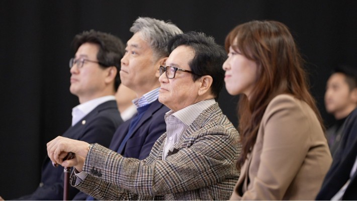 CJ그룹 이재현 회장(가운데)이 지난 7일 서울 서초구 CJ온스타일 본사 MLC 방송 스튜디오에서 임직원들과 함께 영상을 시청하고 있다. 왼쪽부터 CJ주식회사 이종화 포트폴리오전략2실장, 김홍기 대표, 이재현 회장,