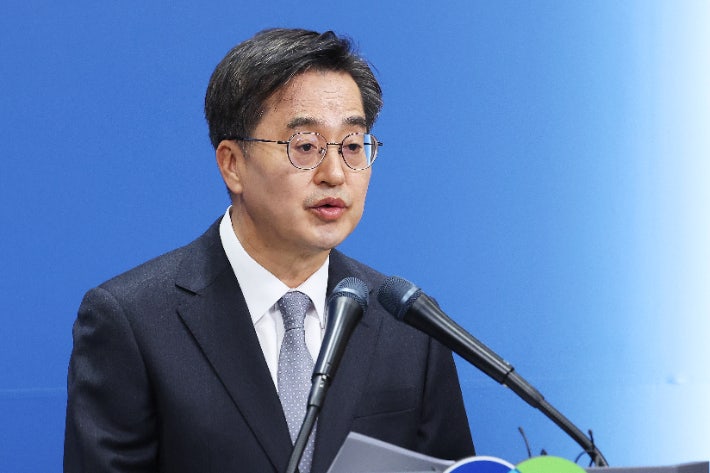 '개헌 선도' <b>김동연</b> "7공화국 위해 다음 대통령 임기는 3년으로"