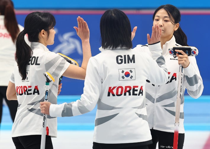 [속보]<b>여자 컬링</b>, 퍼펙트 <b>금메달</b>…18년 만의 동계 AG 정상