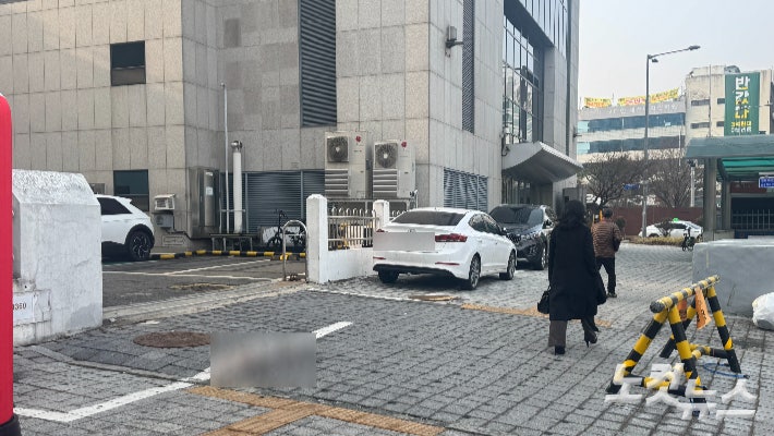 광주 도심서 <b>경찰관</b> 피습…여성 뒤따르던 50대 <b>실탄</b> 맞고 사망(종합)