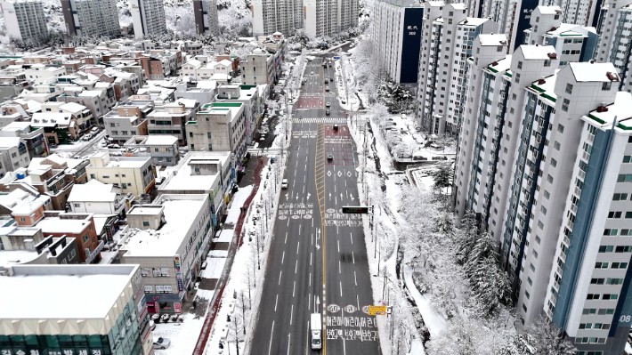 第三天早上,第三天早晨在甘尼恩的主要道路上進行的降雪工作。由甘納市提供