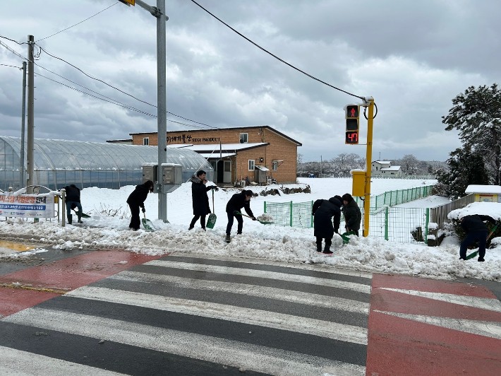 在第三名中被放雪工作的官員。由甘納市提供