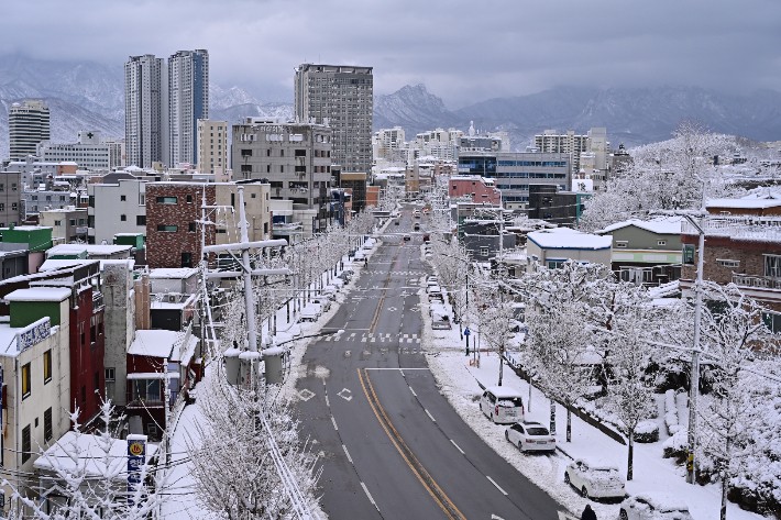 Sokcho -Si的主要城市道路,在第三天早上進行了降雪工作。由Sokcho City提供
