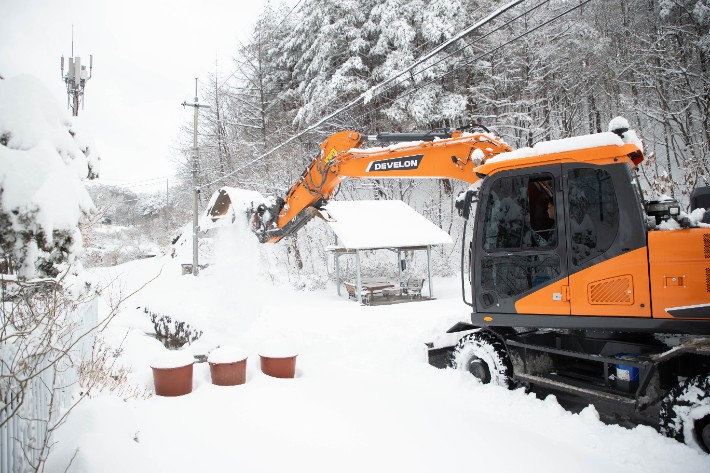 通過裝備設備來清除降雪工作。由甘納市提供