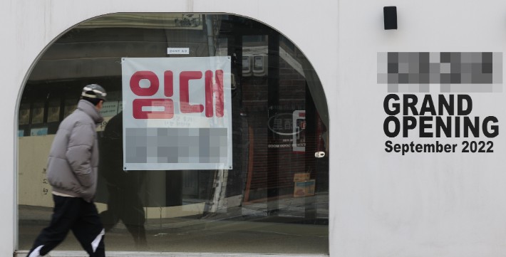 首爾的一家商店上有租金廣告。Yonhap新聞