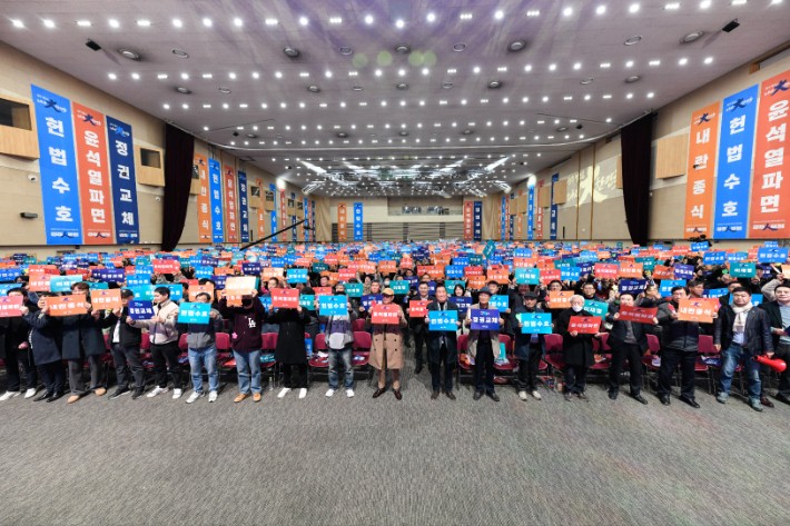 參與者在第三晚上3點下午3點在3:00 pm的3點下午3點在Kimdaejung會議中心的一樓開幕儀式在Kimdaejung會議中心的一樓開幕式。由Gwangju論壇提供