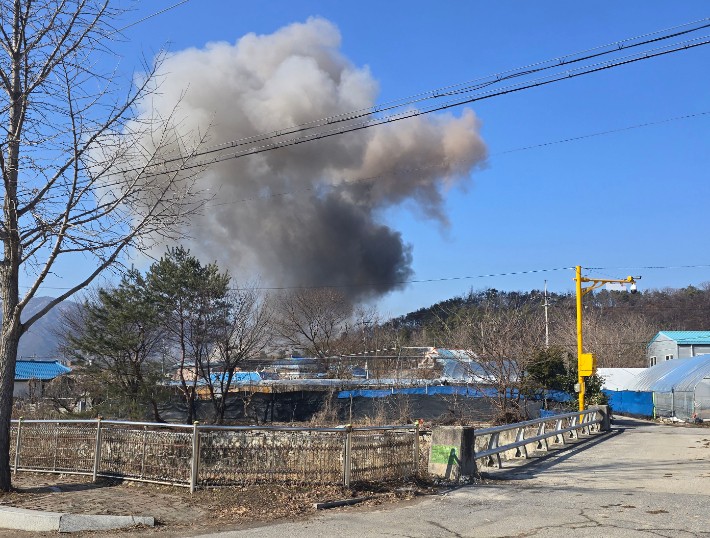 6일 경기도 포천시 이동면 노곡리에서 공군 전투기 민가 오폭 사고가 발생해 사고 현장에서 연기가 피어오르고 있다. 연합뉴스