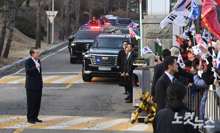 법원의 구속 취소 결정에 검찰이 항고를 포기하면서 석방된 윤석열 대통령이 8일 오후 경기 의왕 서울구치소에서 나와 지지자들에게 인사를 하고 있다. 의왕=황진환 기자