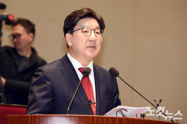 권성동 "민주당은 내전세력…<b>장외투쟁</b>으로 <b>헌재 압박</b> 않을 것"