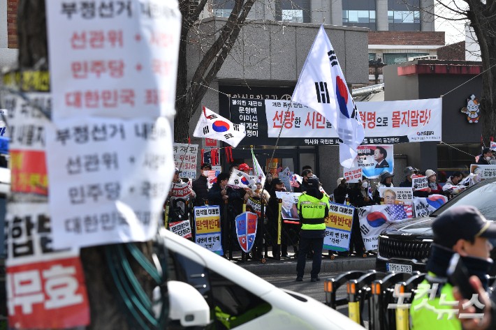 尹<b>탄핵</b>심판 선고 앞두고 주말 대규모 도심 <b>집회</b>…교통혼잡 예상