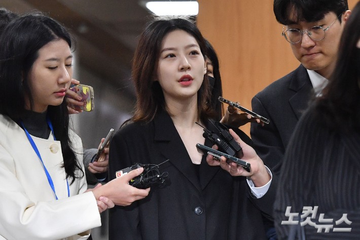 <b>김수현</b>, 미성년자 교제 부인에…故 <b>김새론</b> 母 입장 낸다