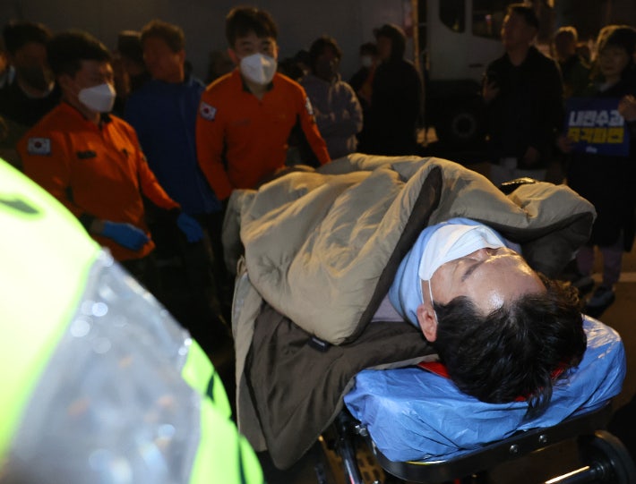 <b>김경수</b>, 건강악화 <b>병원 이송</b>…尹파면 촉구 <b>단식</b> 14일차