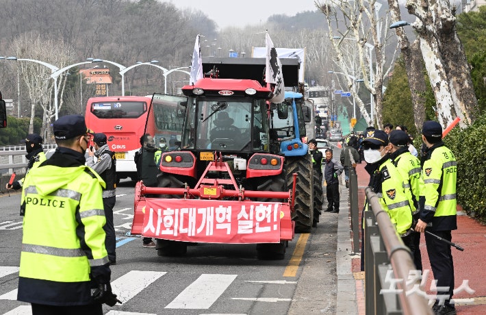 <b>경찰</b>, 광화문서 전농 <b>트랙터 견인</b> 시도…대치 중
