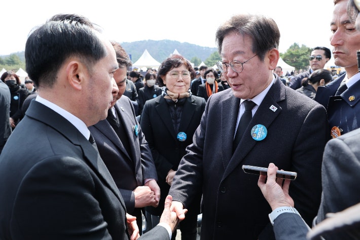 [단독]'<b>서해 수호의 날</b>' 첫 참석 <b>이재명</b>…천안함장에게 한 말은?