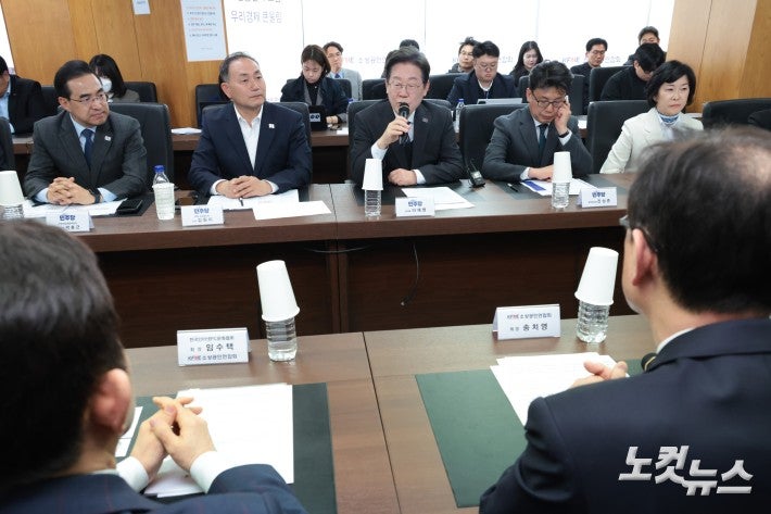 민주당-소상공인연합회 민생경제 현장 간담회, <b>발언</b>하는 <b>이재명 대표</b>