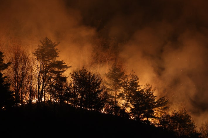 지난달 27일 오후 경남 산청군 시천면 야산에서 야간 산불이 확산하고 있다. 연합뉴스
