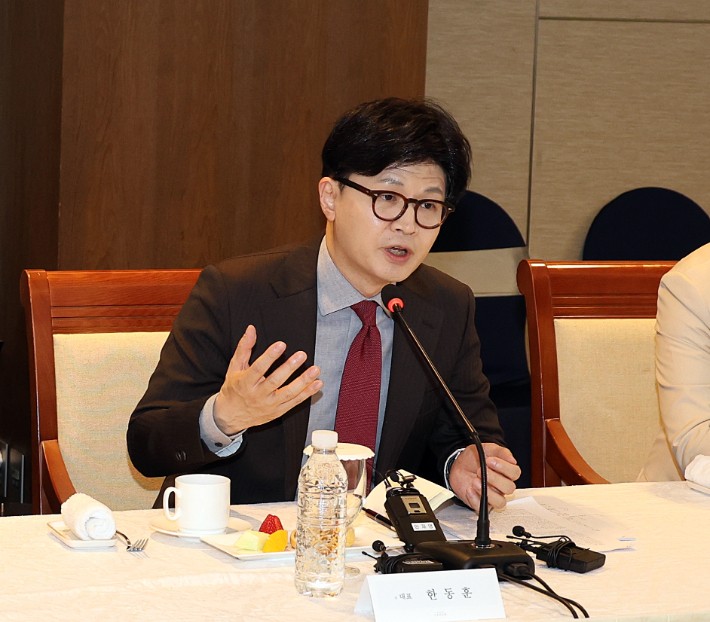 <b>한동훈</b>, 울산서 첫 대권 행보…"美 관세 쇼크, 실력있는 나라 기회잡아...